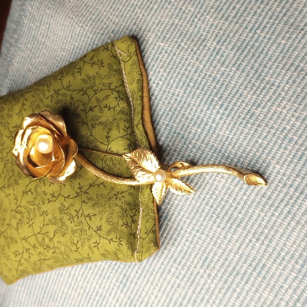 1960s Vintage Longstem Rose with Pearls Goldtone